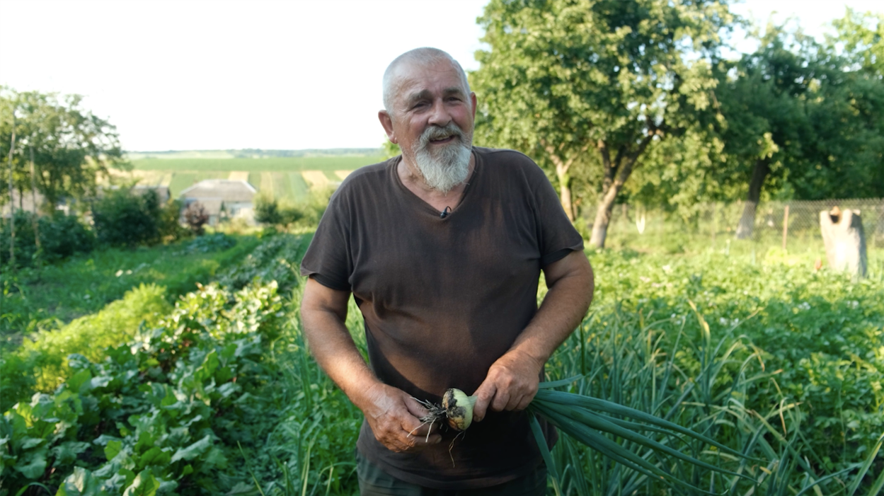 Нині Віктор Стафиняк вирощує городину на Львівщині