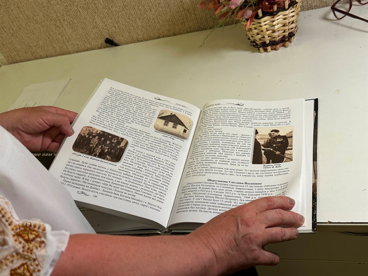 Пані Надія показує книгу зі спогадами, які вдалось зберегти для нащадків