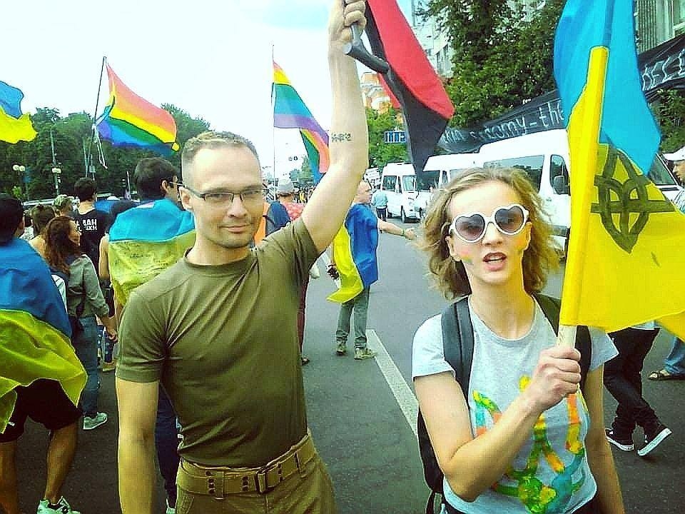 Ветеран АТО Дмитрий Ризниченко и Диана Берг участвуют в Марше равенства в поддержку ЛГБТ. Киев, 2019 год