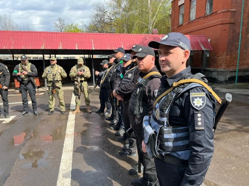 Олександр Гатько перший праворуч