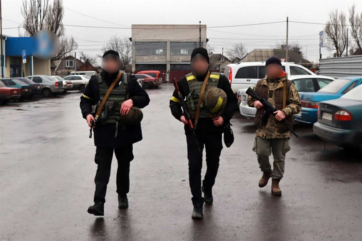 Поліцейські, які працюють поблизу лінії фронту, вже на патрулювання одягають шоломи та бронежилети