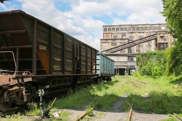 У шахті все розвалюється. Станція побудована в 1913 році, нині підключена  до поїздів і рейок, які не працюють. 