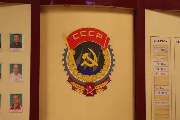 Повсюди в приміщенні шахти висить радянська символіка, яку директор відмовився прибрати: "Це наша історія"