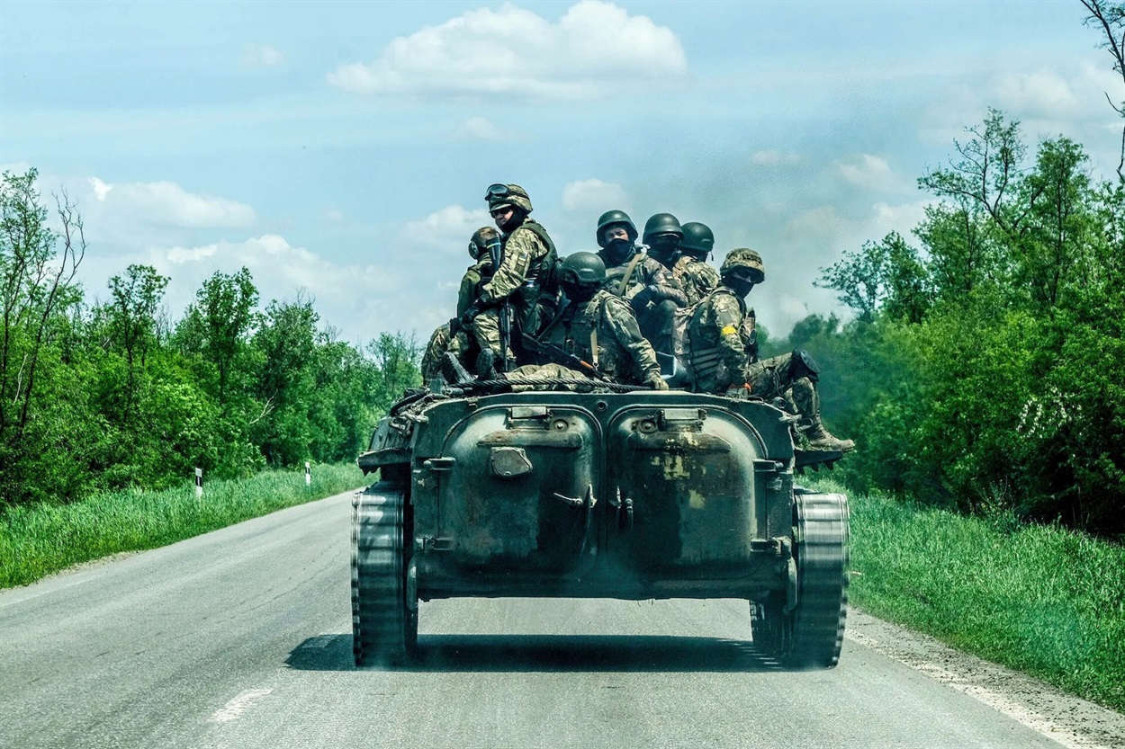Солдати їдуть на танку до лінії фронту в місті Бахмут