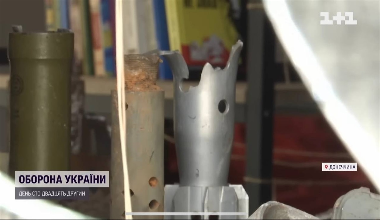 Залишики від снарядів по всьому селищу