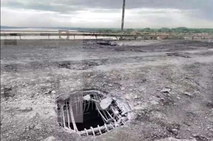 Антонівській міст після обстрілу
