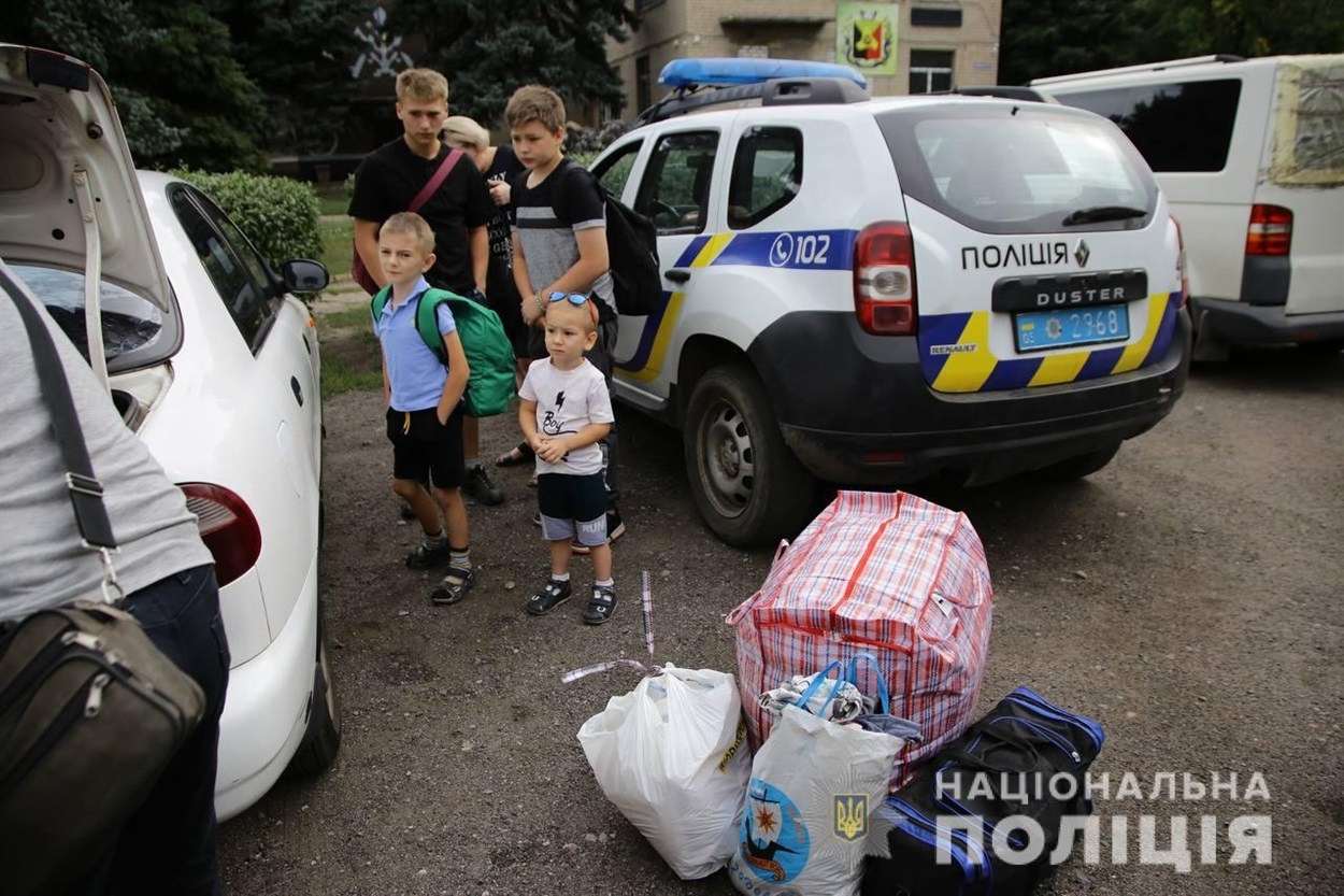 Поліцейські евакуйовують сім'ї з дітьми з Донеччини