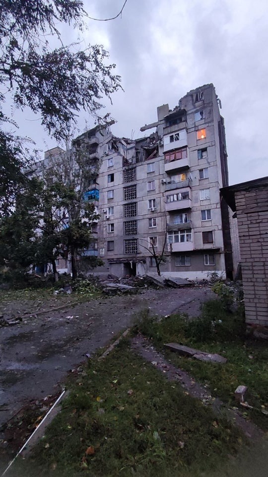 Багатоповерхівка, яку обстріляли росіяни