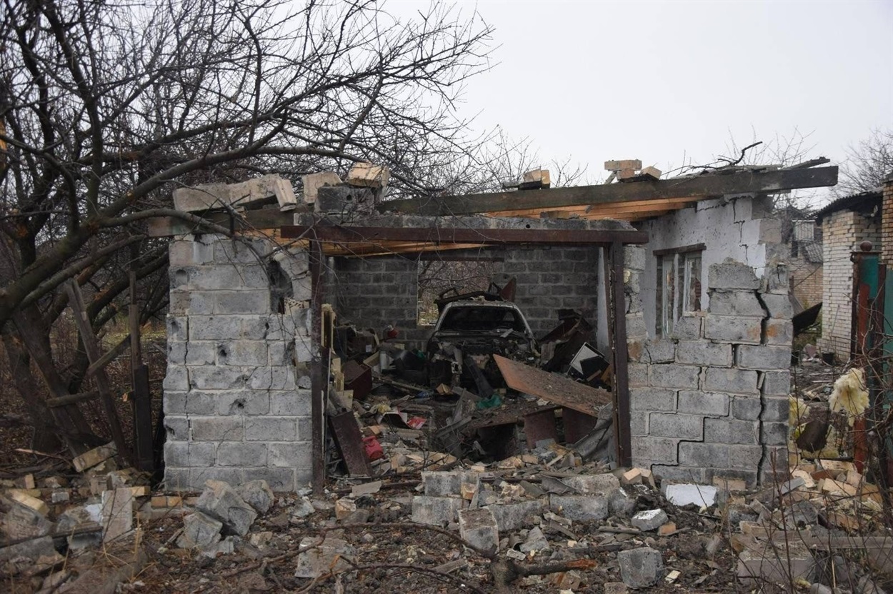 Обстріли не припиняються, ворог "добиває" людські оселі 
