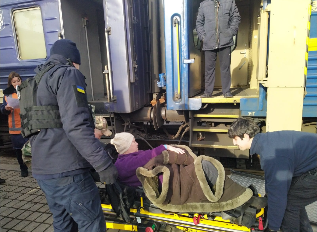 Рятувальники допомагають маломобільним громадянам евакуюватися з Донеччини