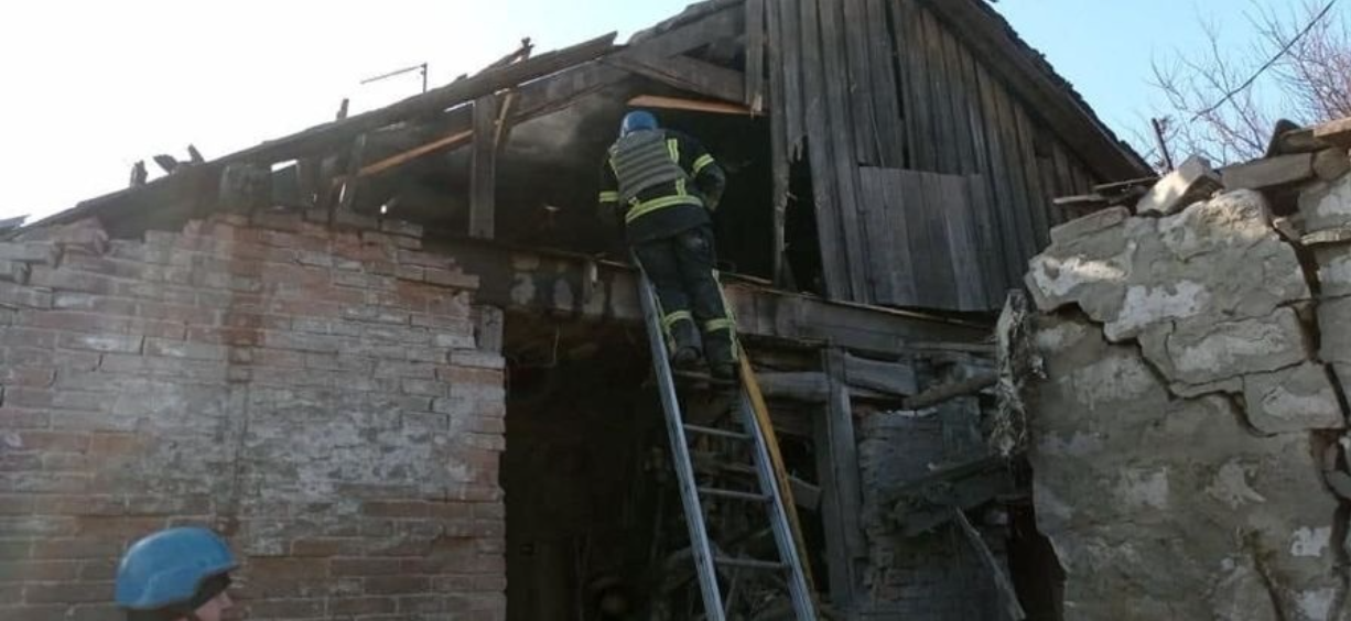 Рятувальники на згарищі у Торецьку.