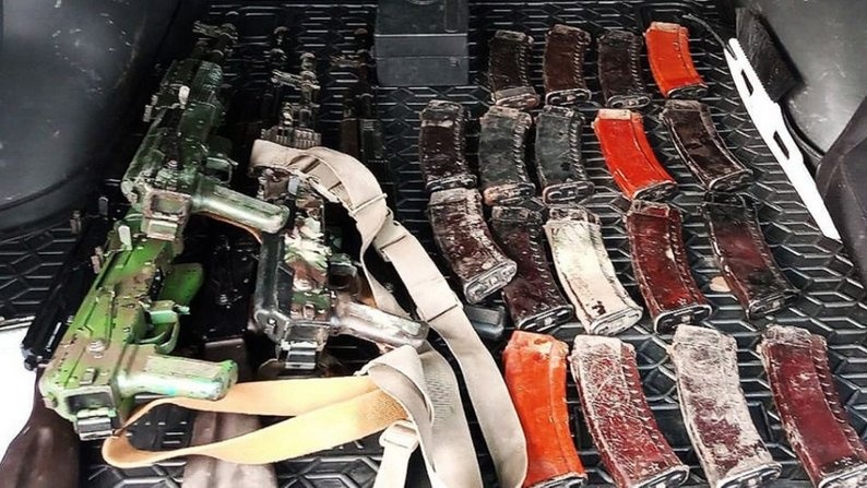 Вилучені автомати Калашникова під час затримання фігурантів на Донеччині.