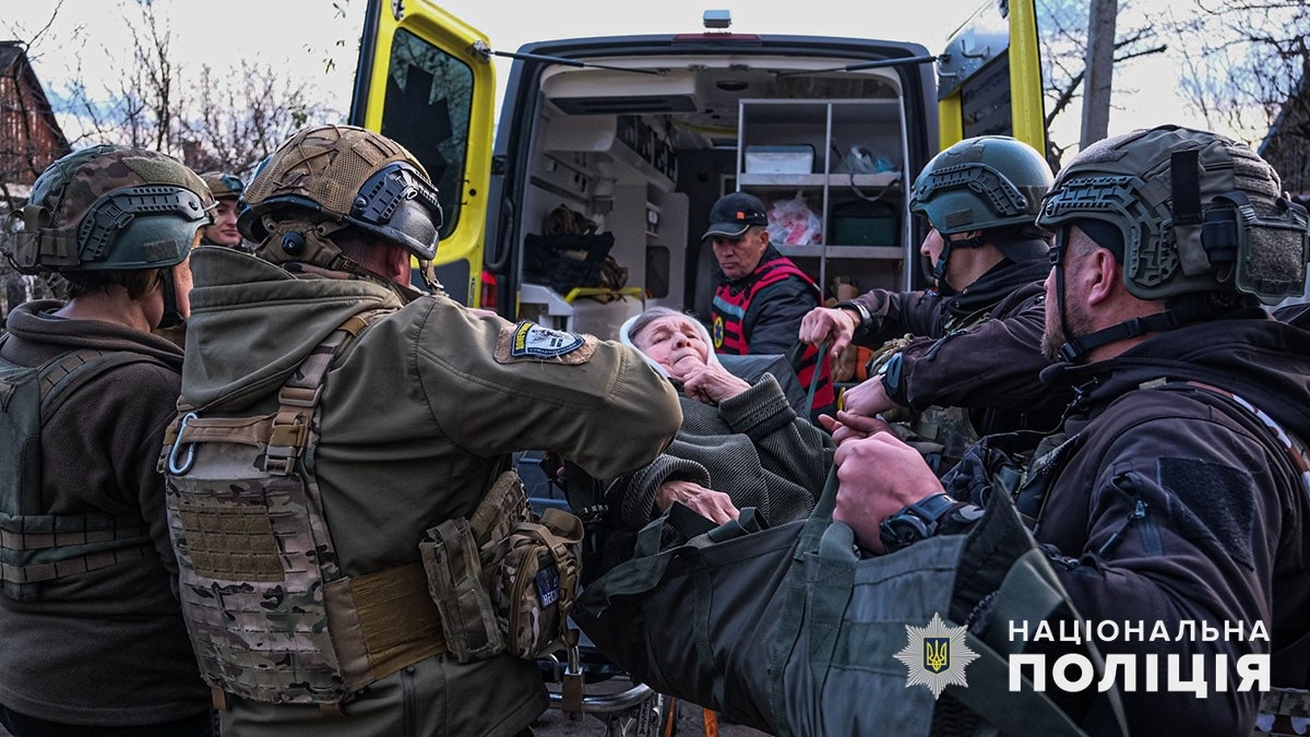 Білі янголи евакуюють літню жінку з Торецької громади