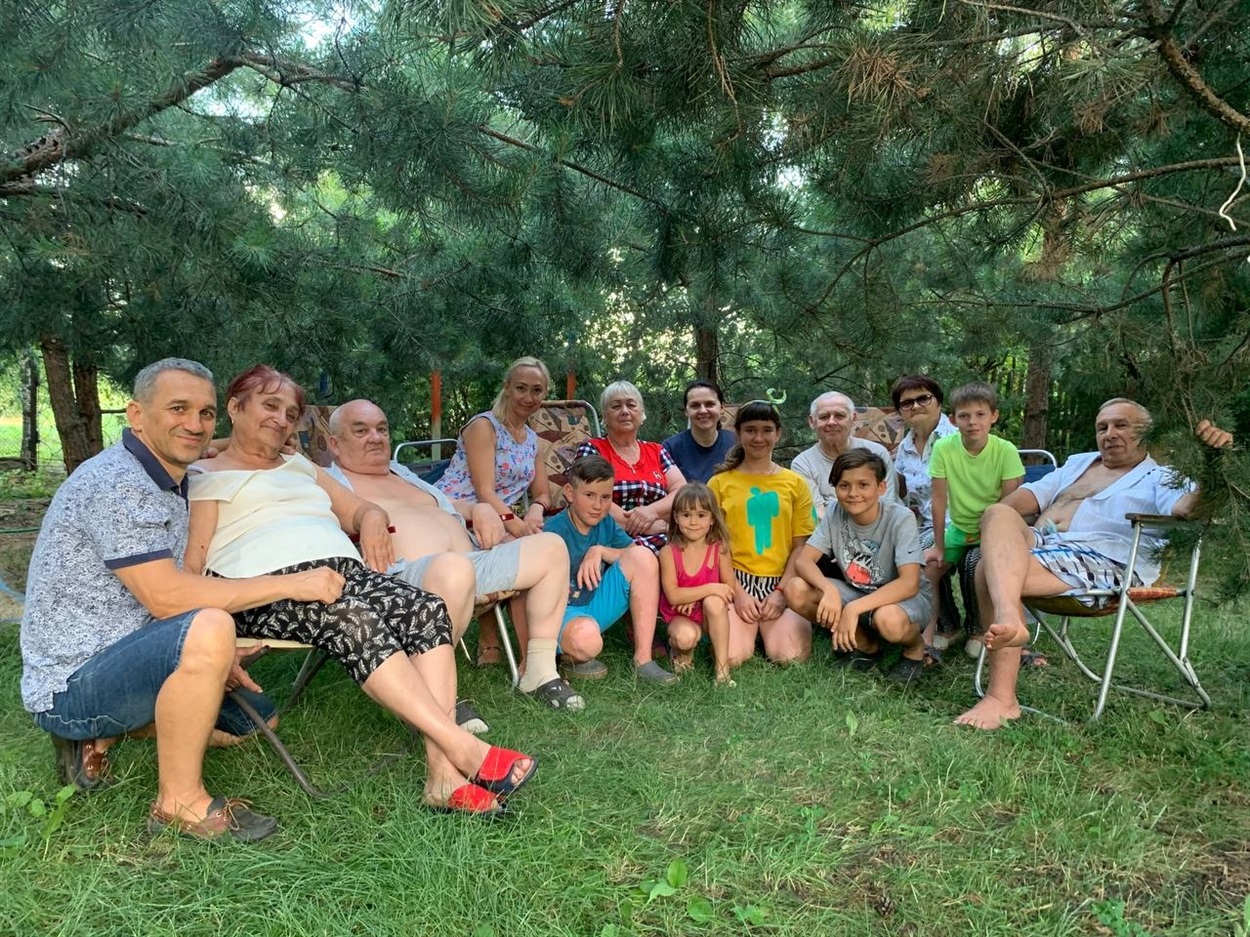 Елла Борзикіна в колі великої родини