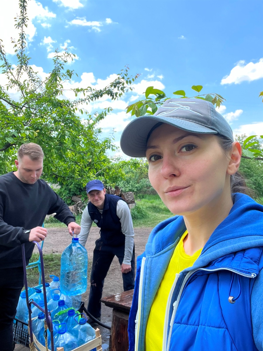 Катерина Туремська запасається водою в Торецьку