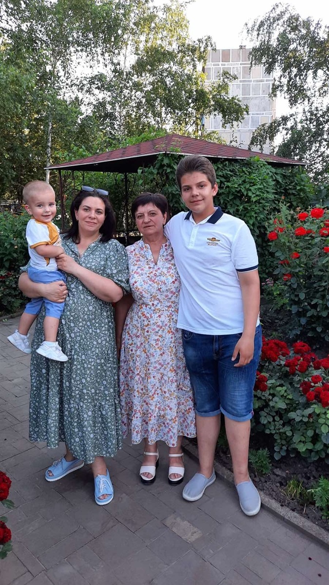 Вікторія з синами та мамою в Торецьку