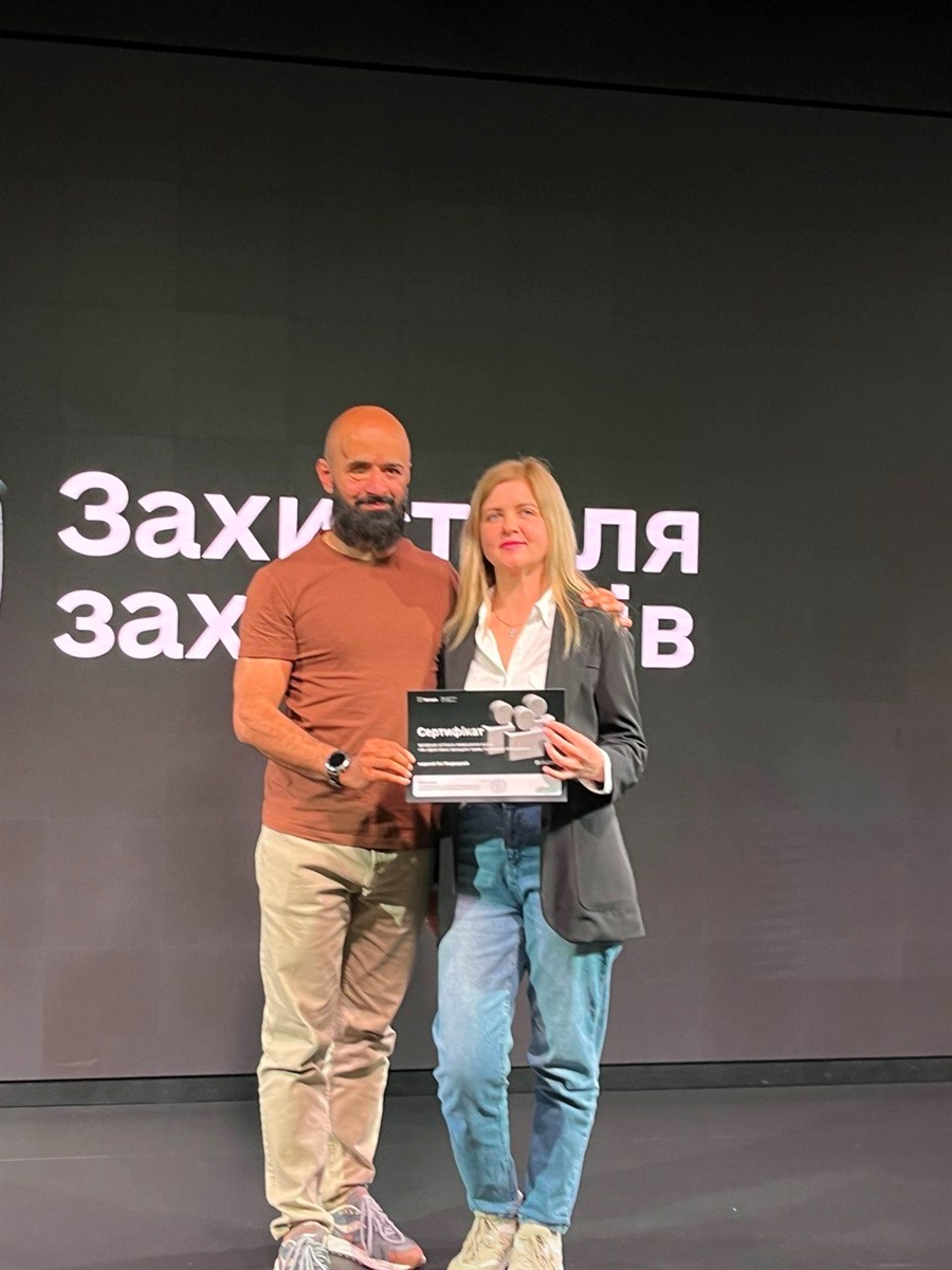 Яна Медведєва допомагає пораненим військовим