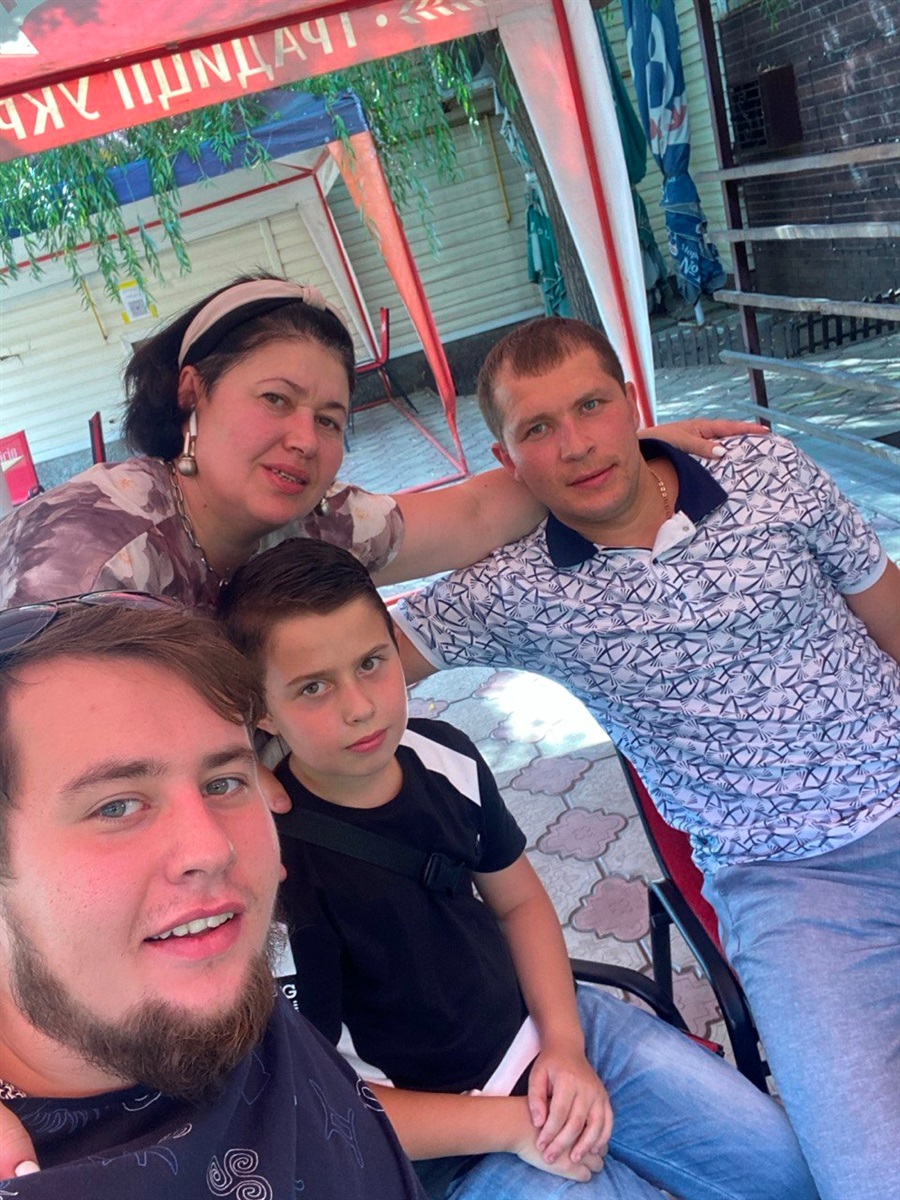 Дмитро Горбачов з мамою та братами