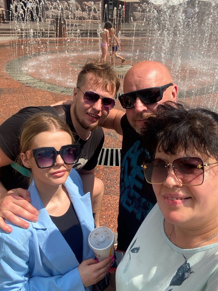 Дмитро Горбачов з батьками та дружиною