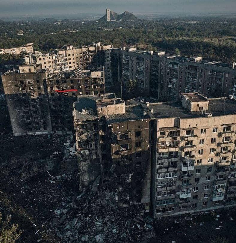 Зруйнована багатоповерхівка де мешкала родина Філоненків